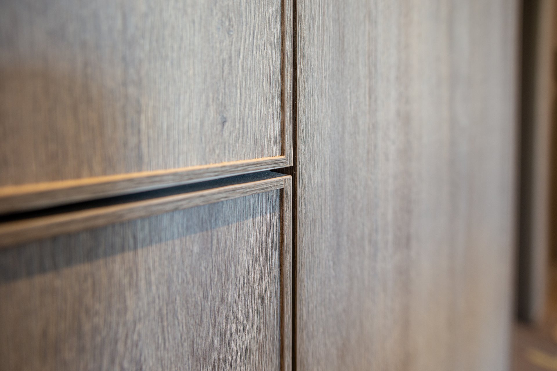 Biblioteka ze szkłem i frontami ramiakowym w kolorze zielonym