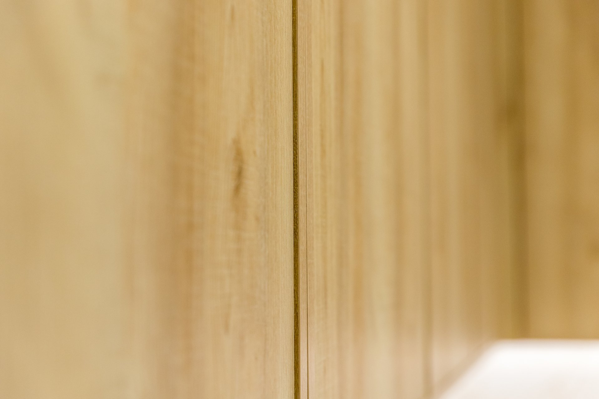 Detal frontu ramiakowego z płyty laminowanej — faktura drewna