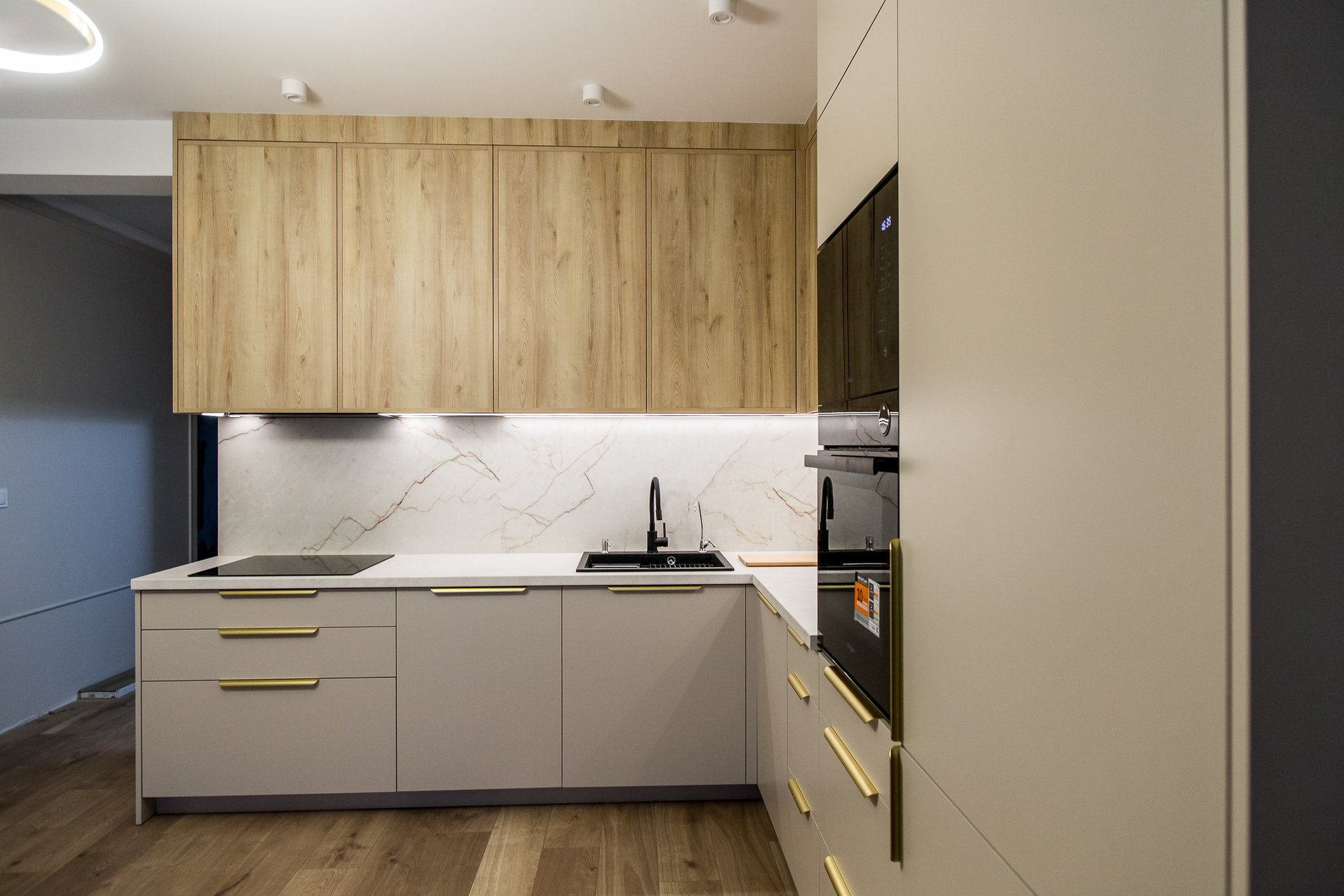 Nowoczesna kuchnia z frontami laminowanymi drewnopodobnymi