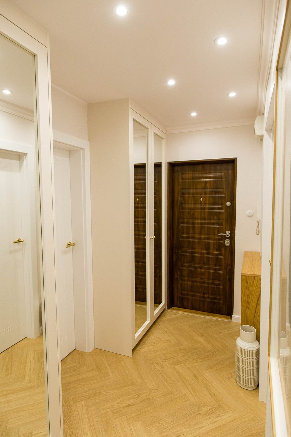 Szafa z frontami ramiakowym 60mm z lustrem - realizacja Mekra